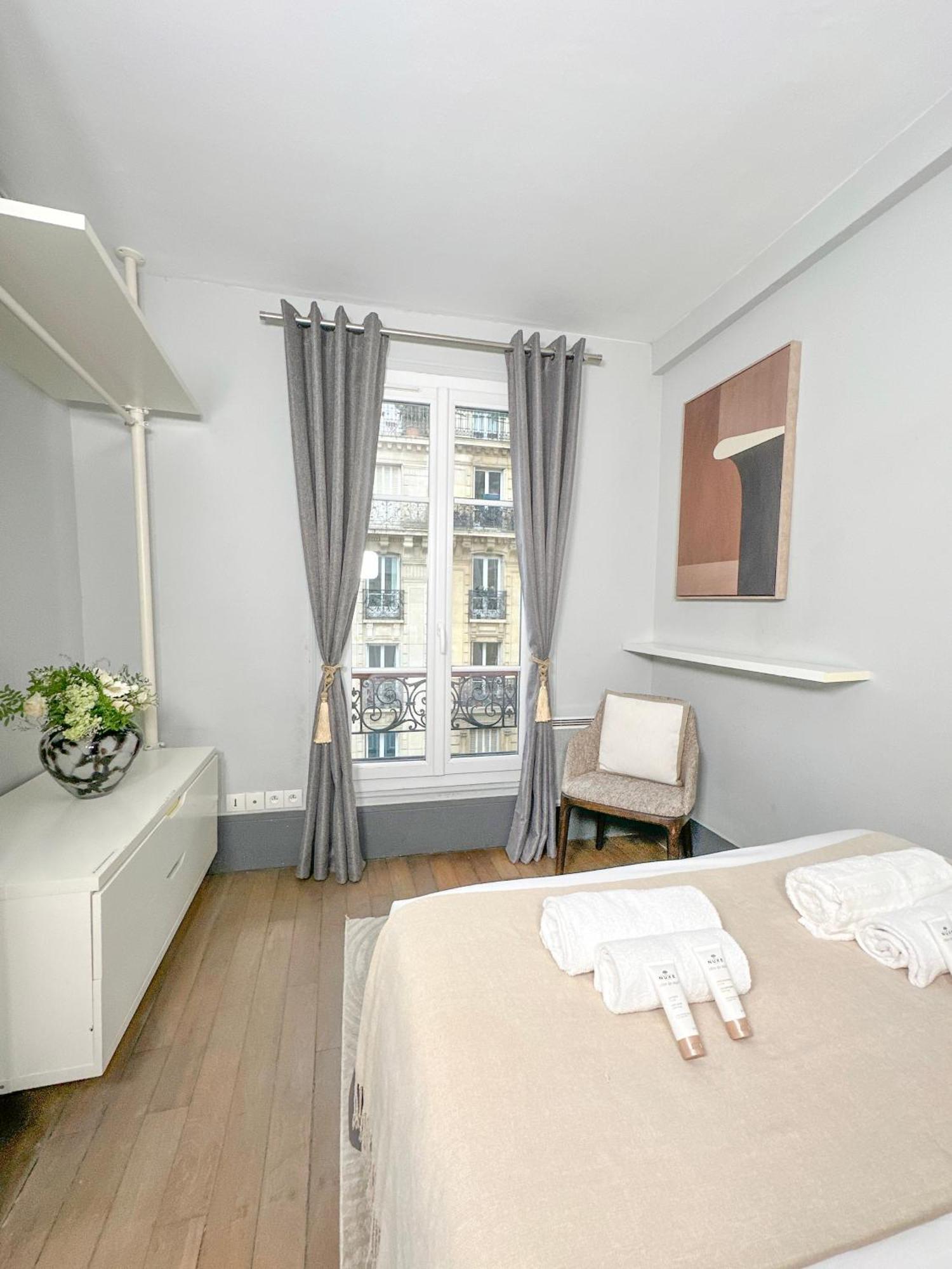 Stunning Apartment Near Eiffel Tower Париж Екстериор снимка